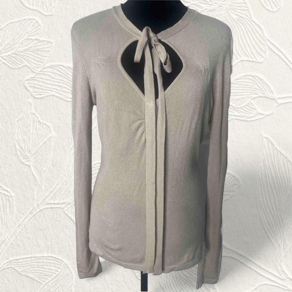 BCBGMAXAXRIA Women’s full sleeve knit top with tie front & button detail size M